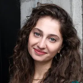 Portrait von Friederike Ninive Ahrari, Absolventin der IAF Schauspielschule, 2023