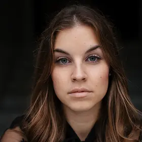 Portrait von Sophia Luh, Absolventin der IAF Schauspielschule, 2019